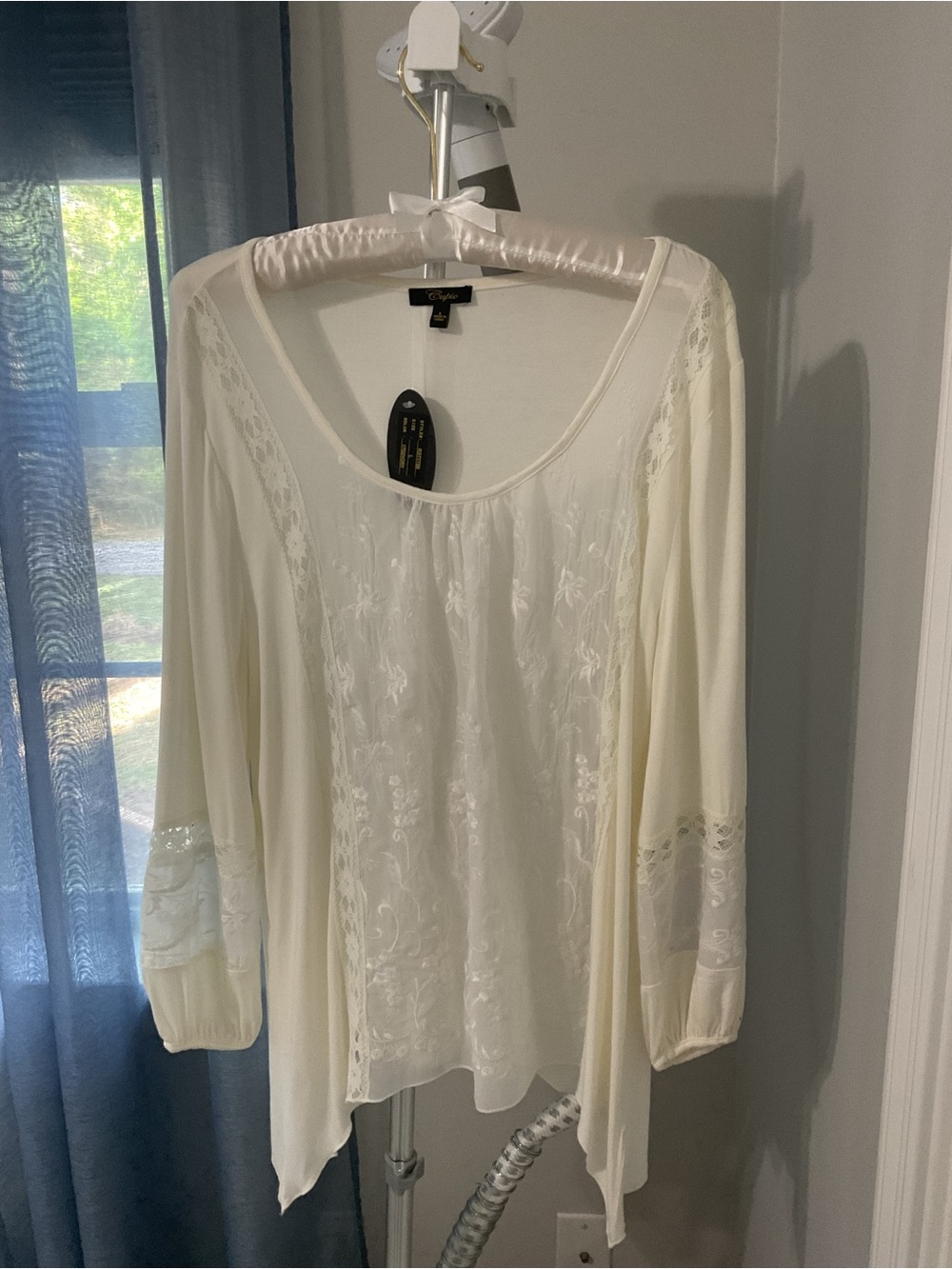 Cupio Cream Scoop-Neck Lace-Panel Tunic